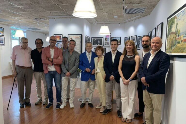 La família Rosamar, amb l'alcalde i representants de la Cambra de Comerç de Girona