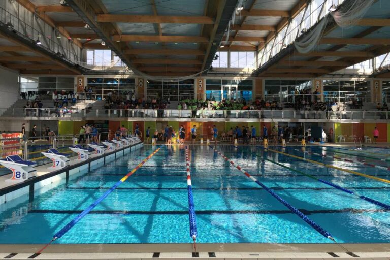 La piscina municipal de Lloret amb usuaris