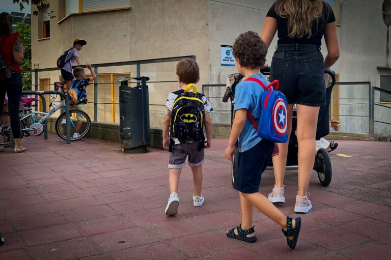 Uns nens arribant a l'escola, aquest matí
