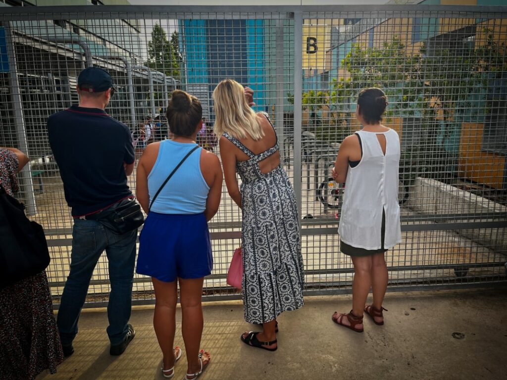 Les famílies acomiadant als petits, a la porta de l'escola