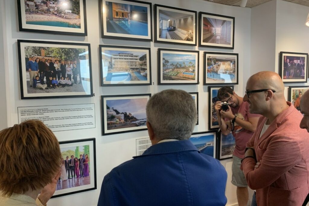 L'alcalde visitant el museu històric del Rosamar