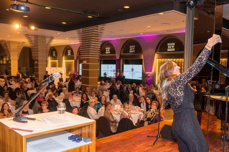 El sopar contra el càncer de mama és concorregut i també reivindicatiu