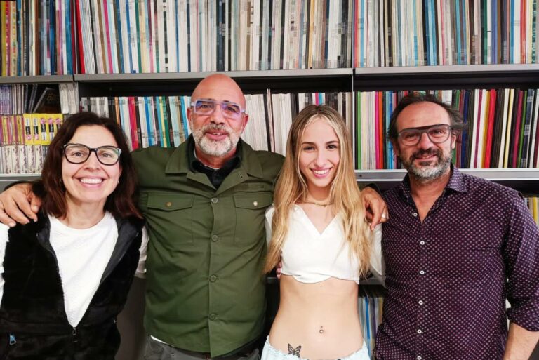 Laura Gibert i Carles Gilibets en la signatura del contracte
