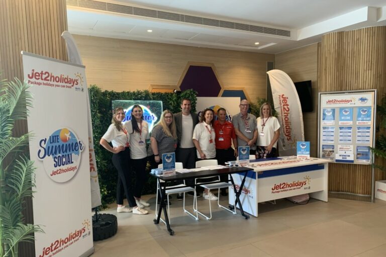 Lequip de Jet2Holidays i Xavi Alonso de lhotel LAzure