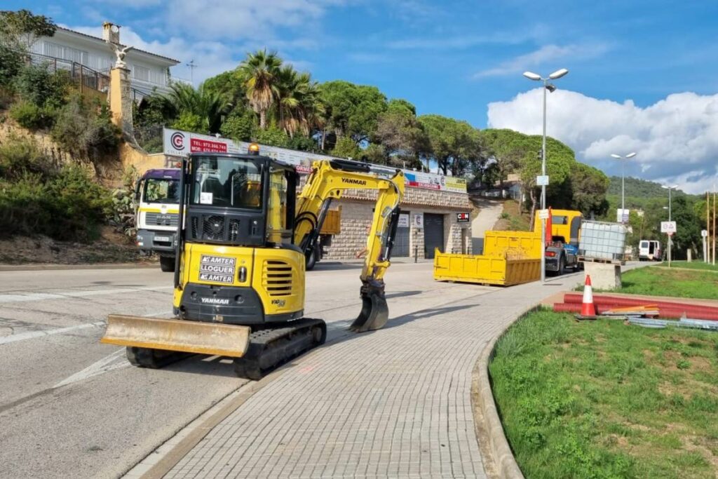 Les maquines preparades per fer les obres als Pinars