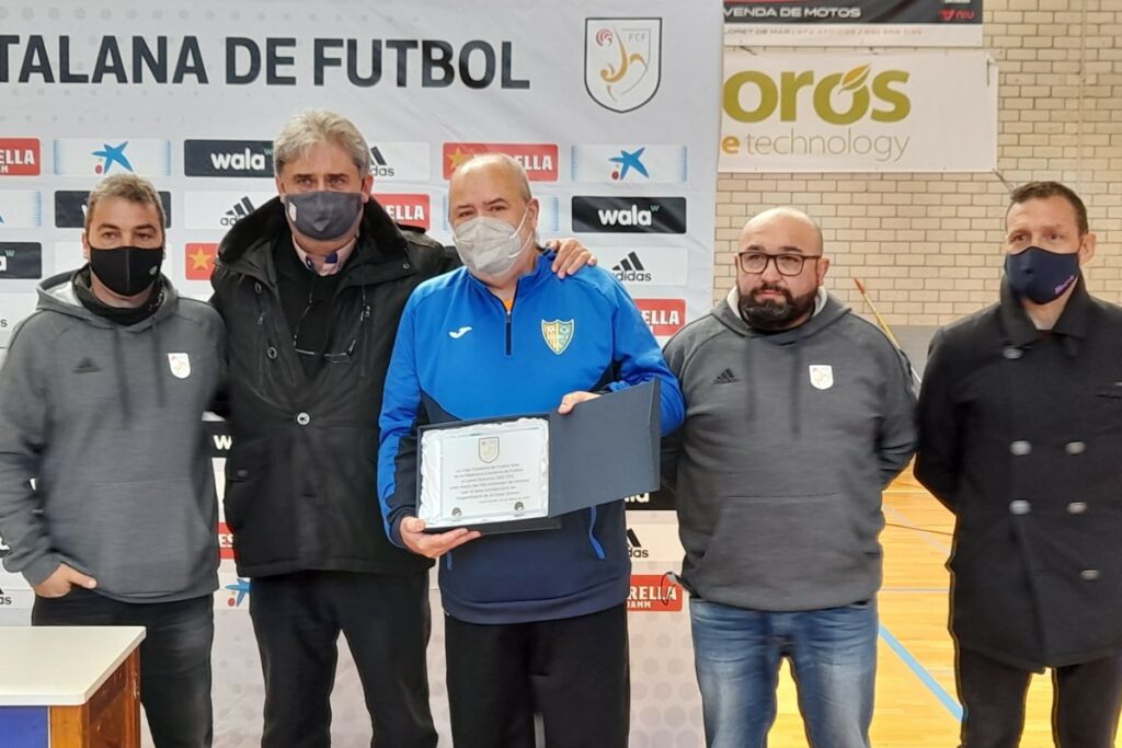 Conrado González, president del club, rep la placa en reconeixement dels 10 anys d'història (Lloret Esportiu Futbol Sala)