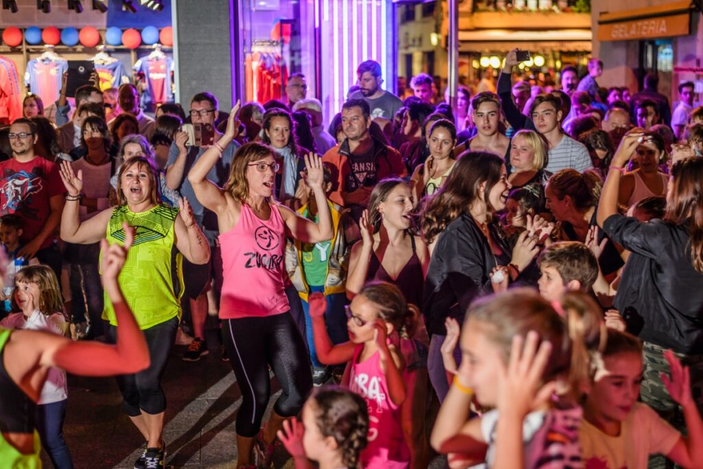 Lloret Night Shopping (Zalo Photos)