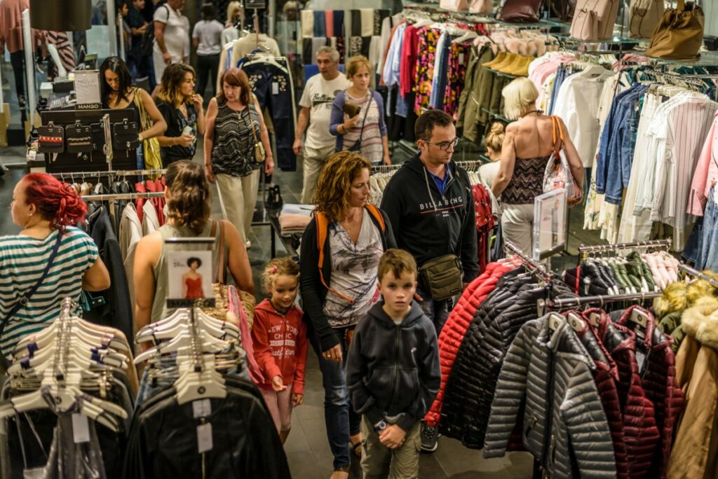 Lloret Night Shopping (Zalo Photos)