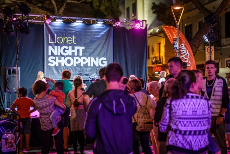 Lloret Night Shopping (Zalo Photos)