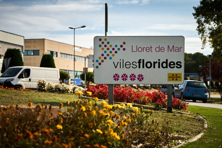 Cartell de les Viles Florides a la rotonda de Mas Romeu