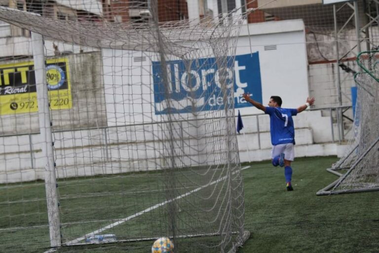 Marc Vilà celebrant un dels gols (Antonio Díez)
