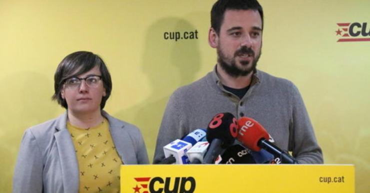 Mireia Boya i Lluc Salellas, de la CUP, venen a Lloret a parlar dels efectes del 155