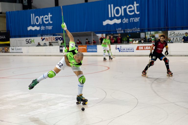 Moi Aguirre en una jugada del partit contra El Vendrell 2 min
