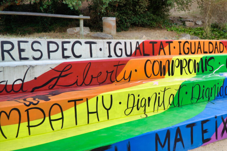 Mural pintat amb els colors LGTBI
