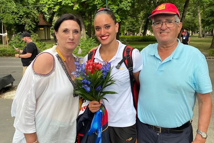 La Mireia, amb els seus pares, durant el campionat
