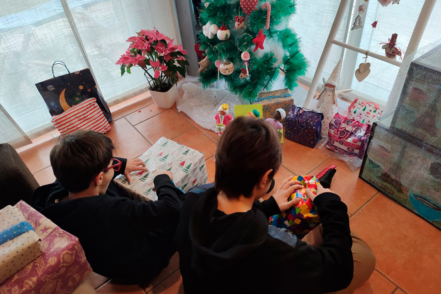 Nens i nenes de Lloret obrint els regals de Reis 2021 20