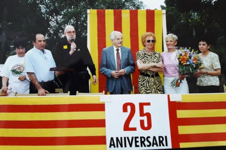 Pillar Oller amb un ram de flors, en l'homenatge a Joaquim Soms al 25è Aplec de la Sardana de Lloret de Mar