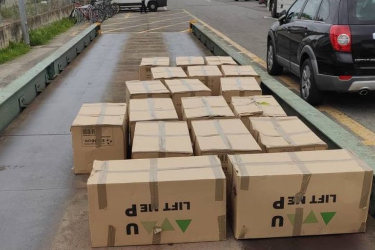 Pla general de les caixes amb la droga interceptada per la Policia Municipal de Girona el 19 de maig de 2021