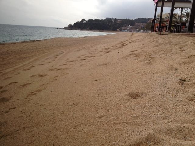 La llevantada torna la sorra a la platja gran
