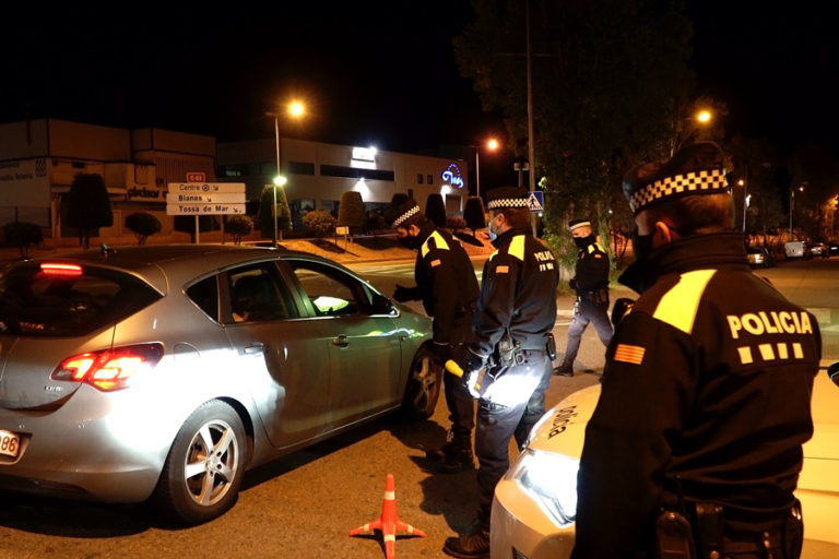 Policia Local de Lloret en un control del toc de queda