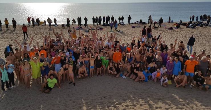 168 persones es llancen al mar a la 25a edició del Primer Bany de l’Any