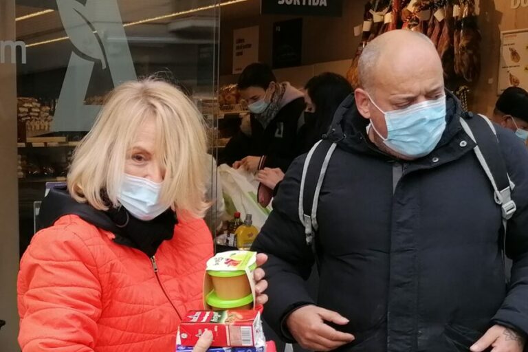Recapte d'aliments per a Ucraïna al Bon Àrea per part de l'Associació APASC