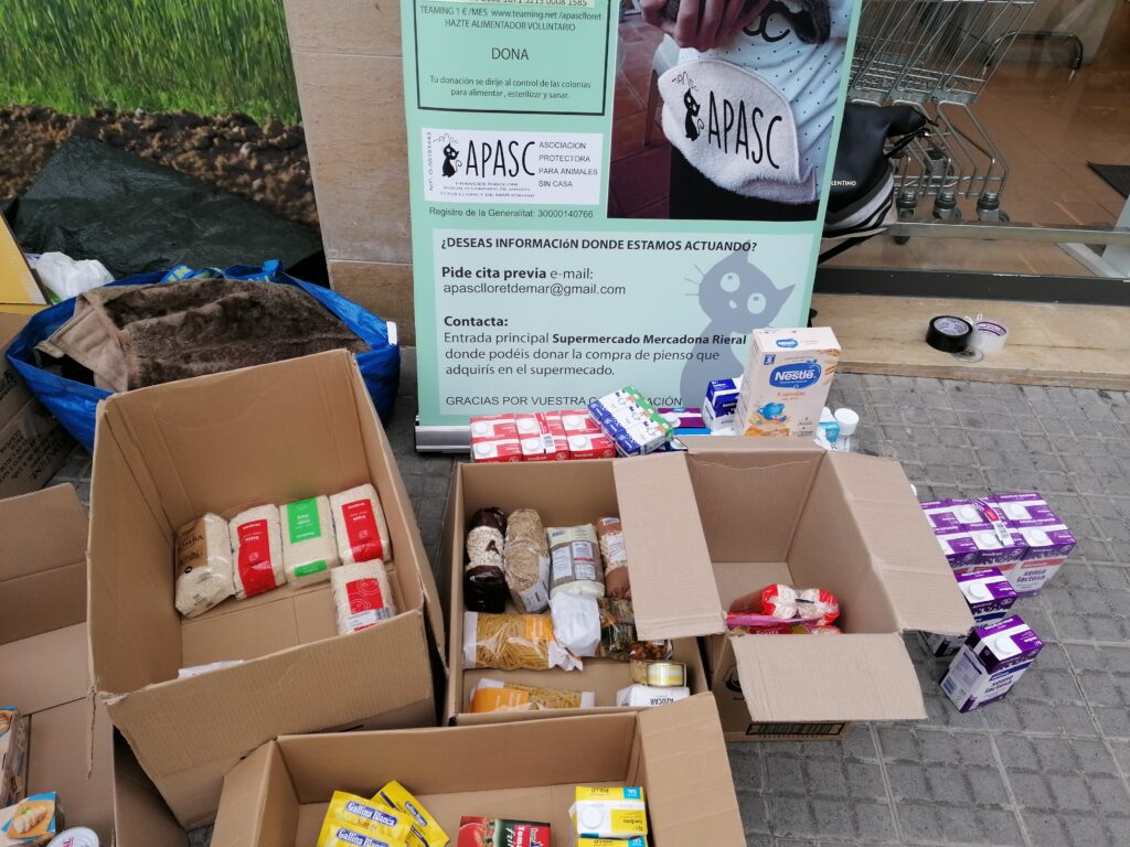 Recapte d'aliments per a Ucraïna al Bon Àrea per part de l'Associació APASC