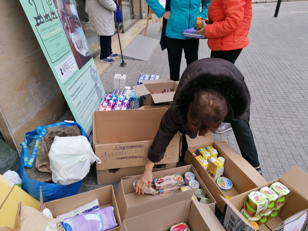 Recapte d'aliments per a Ucraïna al Bon Àrea per part de l'Associació APASC