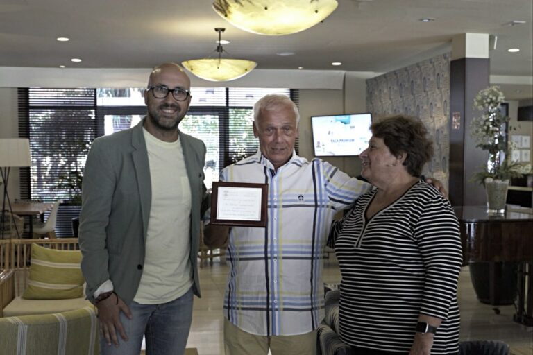 Moment del reconeixement a Dieter Gausmann, a l'Hotel Anabel
