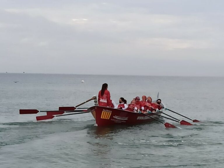 Una de les tripulacions que van participar a la regata (Rem Santa Cristina)