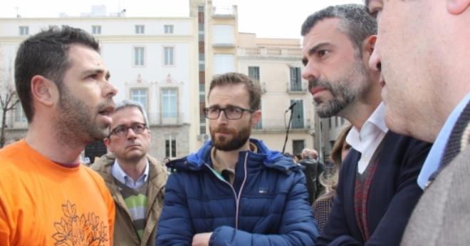 Més d’un centenar de persones escridassen el conseller Vila en contra de l’autopista