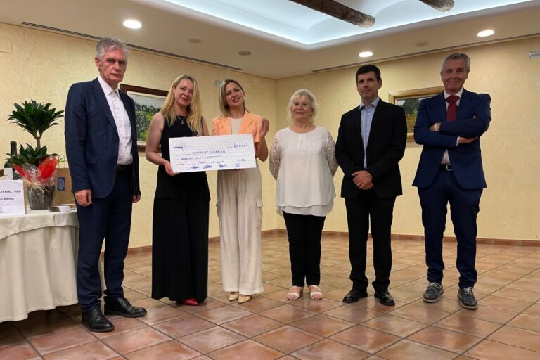 El moment del donatiu als voluntaris ucraïnesos, a la Nit de Sant Elm (Confraria de Sant Elm)