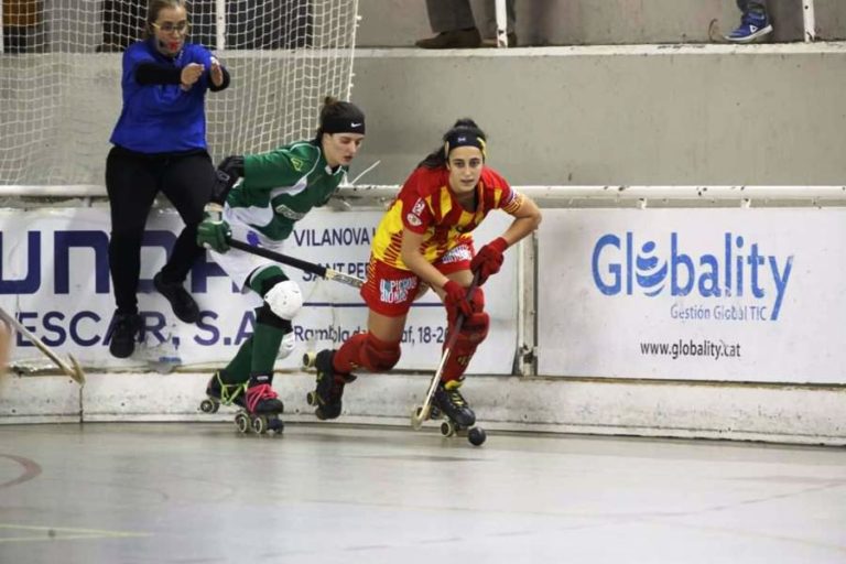 La lloretenca arbitrant un partit (Tania Pardo)