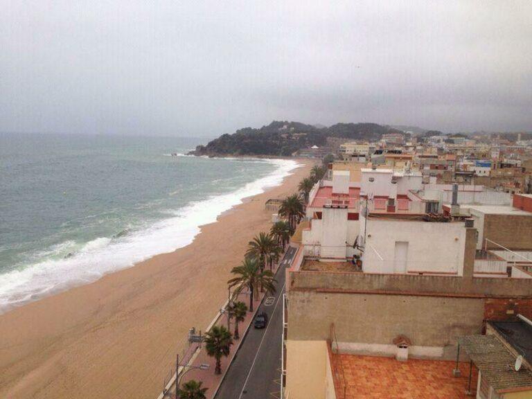 El temporal de Llevant recol·loca la sorra de la platja de Lloret