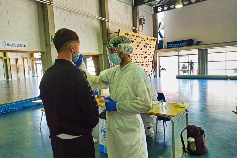 Tests PCR, aquest matí, a l'Institut Rocagrossa
