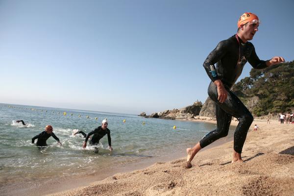 La cinquena edició del triatló de Lloret, aquest diumenge al matí