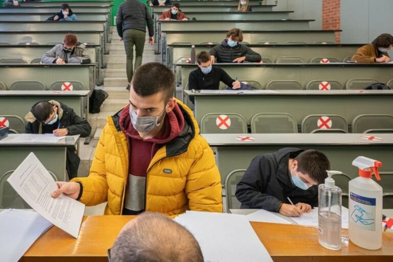 Un alumne entregant un examen a la UPC (El Periódico / Manu Mitru)