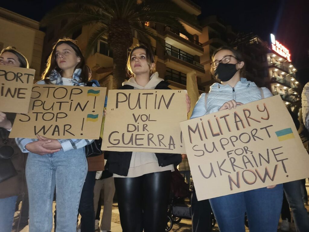 Manifestants a la Plaça de la Vila per condemnar l'atac de Rússia a Ucraïna