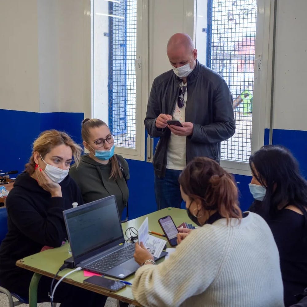 Atenent a persones arribades d'Ucraïna, al centre cívic del Can Carbó (Ajuntament de Lloret de Mar)