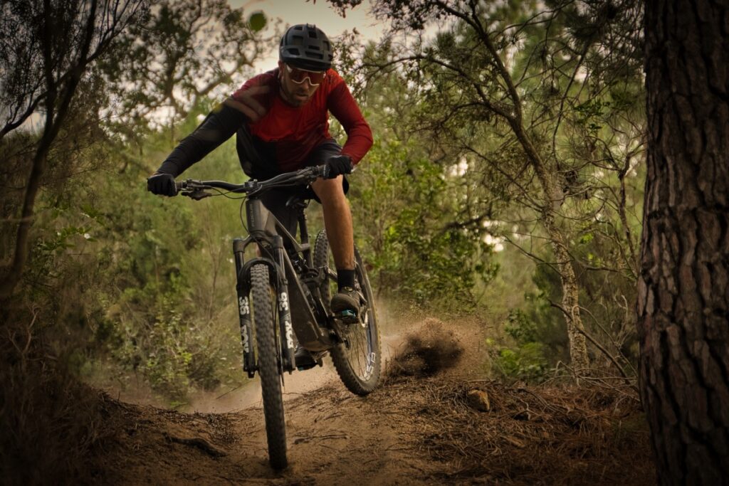 Un ciclista baixant per un corriol prop a Sant Pere del Bosc