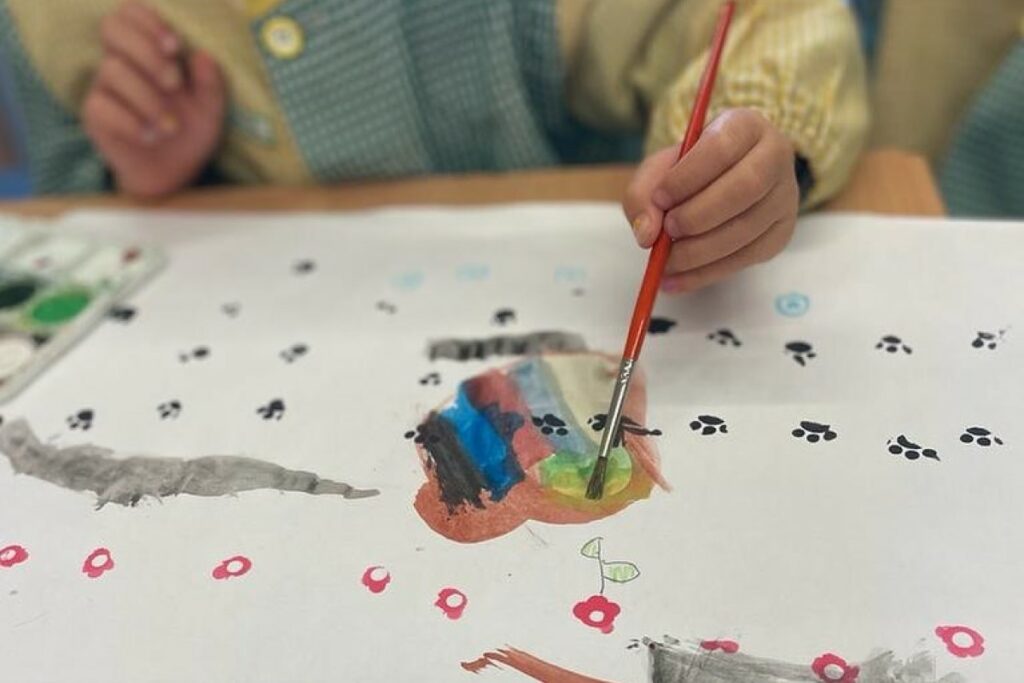 Un infant pintant (Escola Àngels Alemany)
