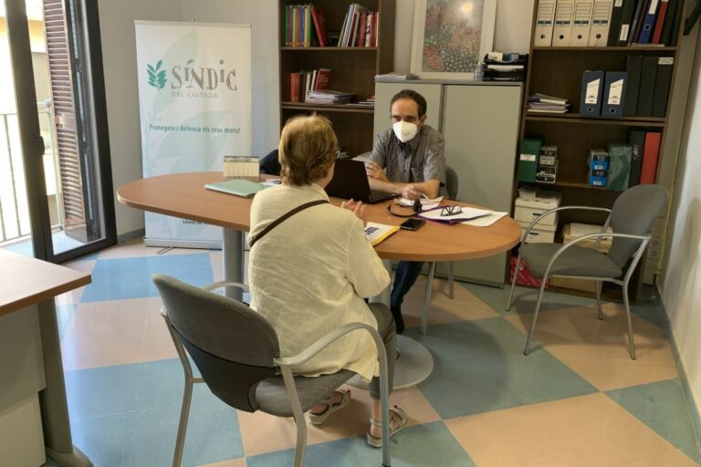Un representant del Sindic de Greuges atenent una visita aquest dilluns a Lloret