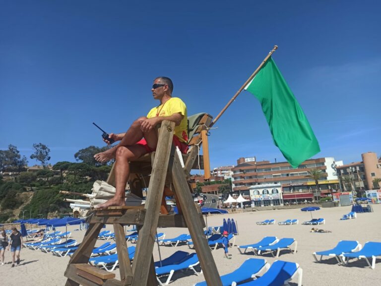 Un socorrista de Proactiva a la platja de Lloret