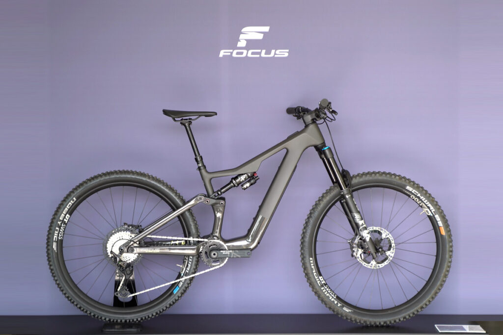 Una bici elèctrica Focus exposada a l'hotel L'Azure