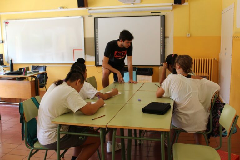 Una de les classes dels tallers de suport educatiu
