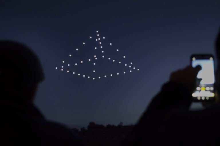 Una figura feta amb amb drones (Flock Dron Art Barcelona)