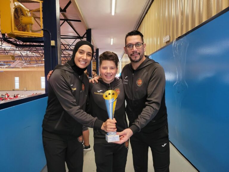 Usama Karach amb la copa de campio