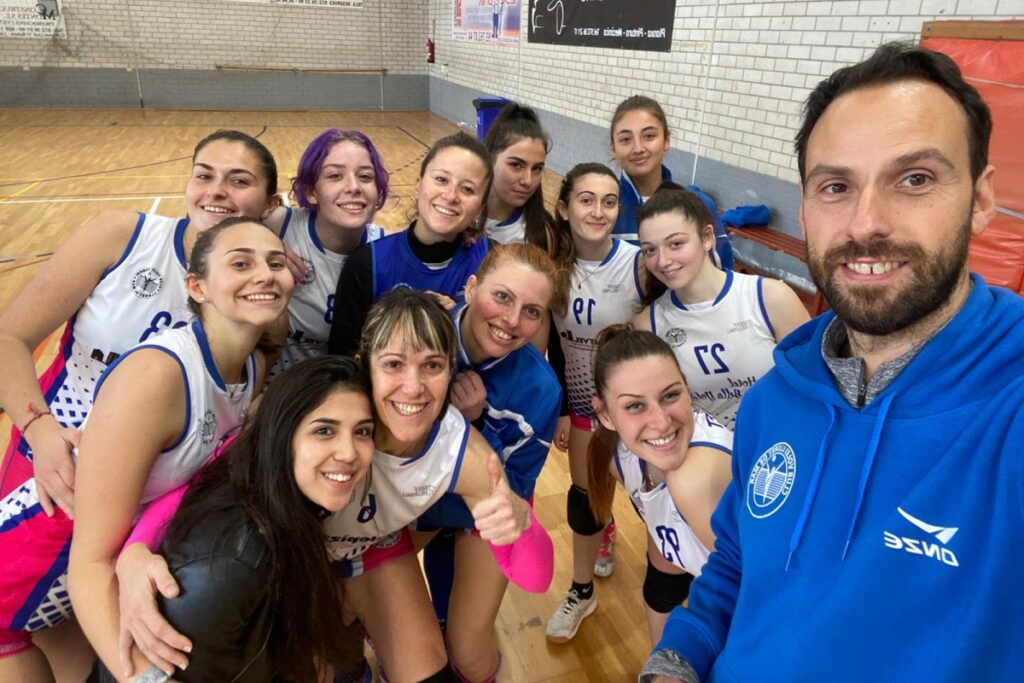 Les jugadores amb l'entrenador (Club Voleibol Lloret)