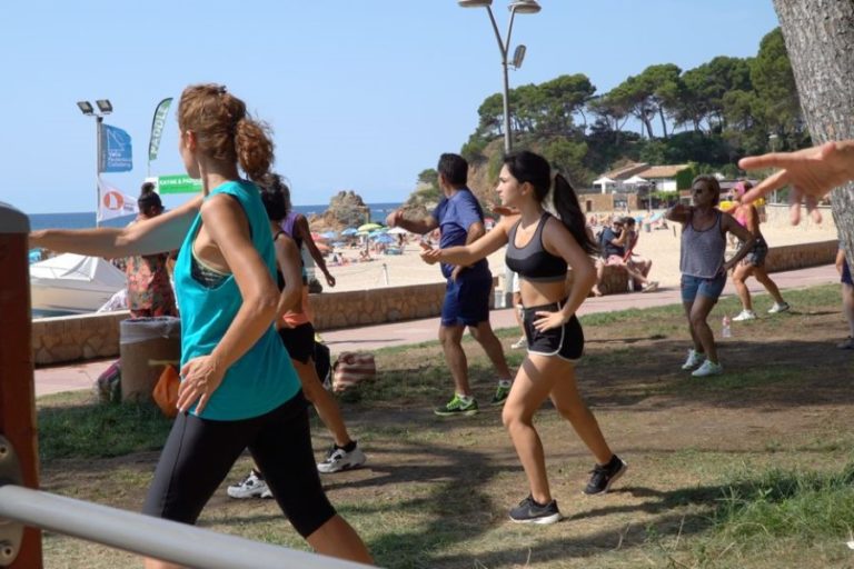 Zumba a la platja de Fenals
