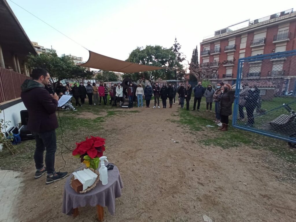El regidor Albert Ferrández llegint el manifest del Dia Internacional de les Ciutats Educadores